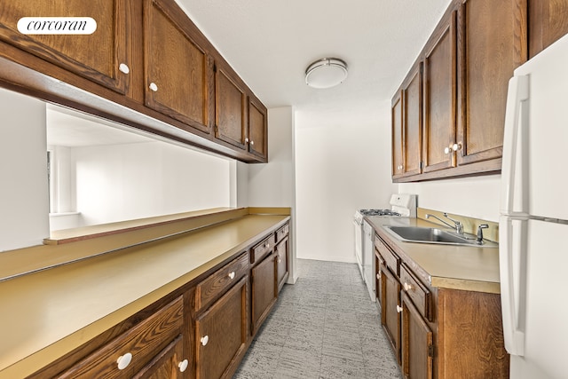 531 Main St Unit 1107, New York City, NY 10044 - kitchen with freestanding refrigerator, a sink, range, baseboards, and light countertops