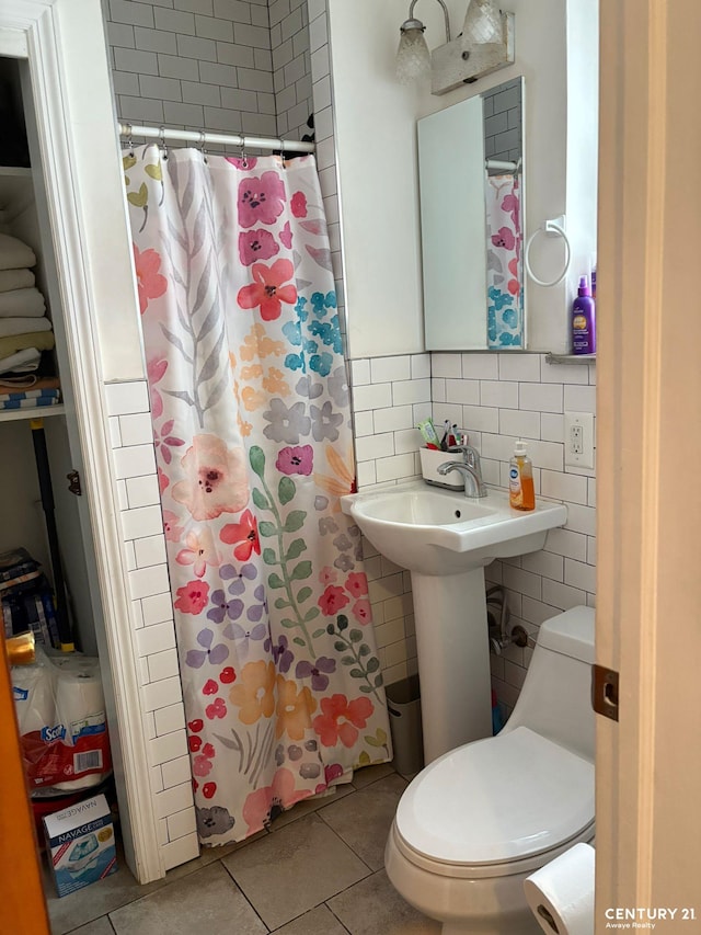 2032 W 4th St, New York City, NY 11223 - full bath with toilet, tile patterned floors, a shower with curtain, tasteful backsplash, and tile walls