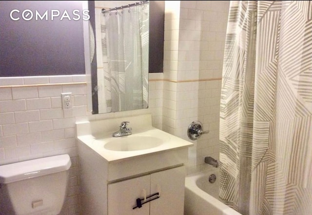 837 Washington Ave Unit 4B, New York City, NY 10451 - full bath with shower / tub combo with curtain, vanity, toilet, and tile walls