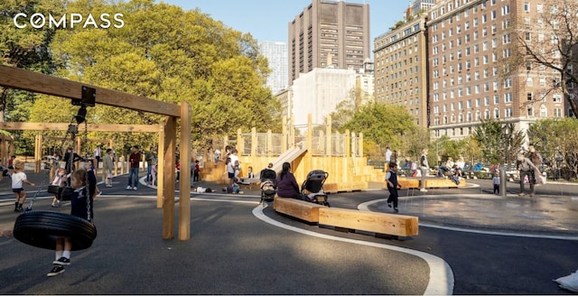 49 E 96th St Unit 4D, New York City, NY 10128 - surrounding community with a city view