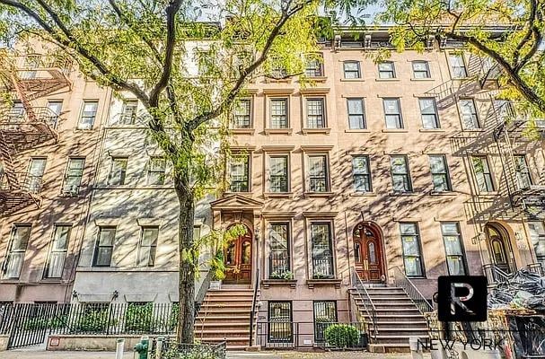 233 E 31st St Unit A, New York City, NY 10016 - view of building exterior with a fenced front yard