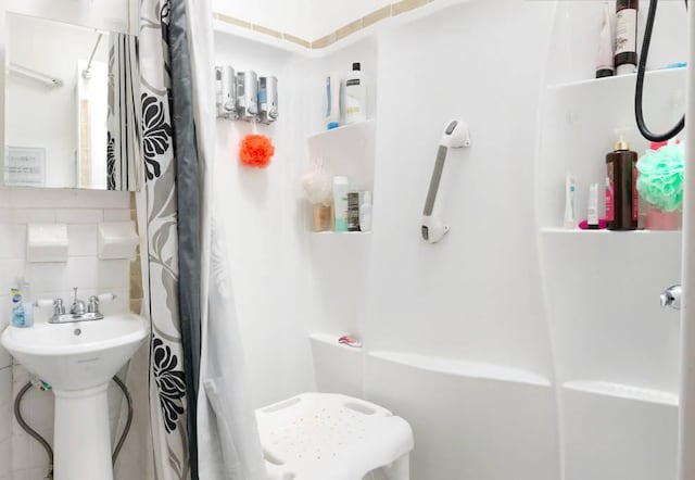 1181 Bushwick Ave, New York City, NY 11221 - full bathroom featuring curtained shower