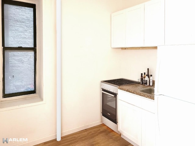 157 W 123rd St Unit 2H, New York City, NY 10027 - bar featuring white appliances, light wood finished floors, baseboards, and a sink