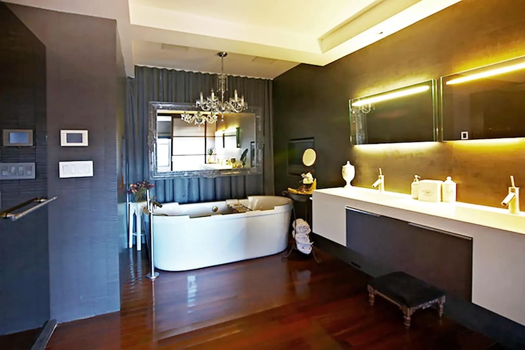 27 W 72nd St Unit 1410, New York City, NY 10023 - bar area featuring wood finished floors and a chandelier