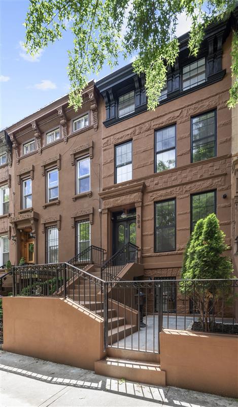 384 Hancock St, New York City, NY 11216 - view of building exterior featuring a fenced front yard