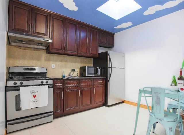 53-10 90th St Unit 4-B, New York City, NY 11373 - kitchen featuring stainless steel range with gas cooktop, under cabinet range hood, a skylight, freestanding refrigerator, and backsplash