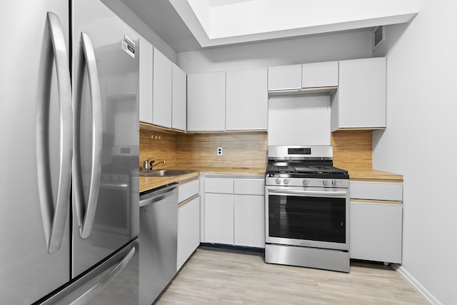 32 E 76th St Unit 605, New York City, NY 10021 - kitchen with stainless steel appliances, light countertops, and backsplash