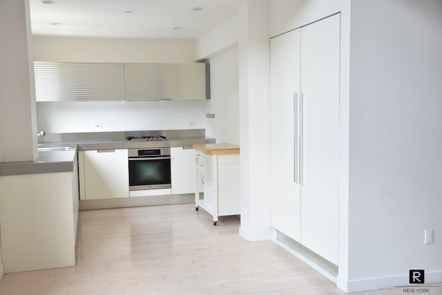 100 N 3rd St Unit 2B/4P, New York City, NY 11249 - kitchen featuring stainless steel appliances, light wood-type flooring, light countertops, and modern cabinets