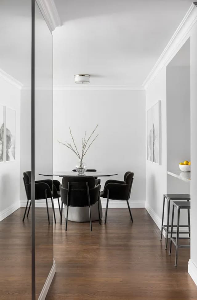 625 Main St Unit 1432, New York City, NY 10044 - sitting room with crown molding and dark wood finished floors