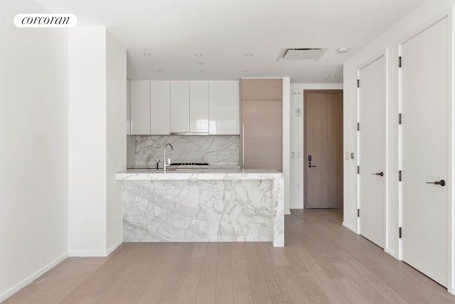 30 Riverside Blvd Unit 21G, New York City, NY 10069 - kitchen with light wood finished floors, modern cabinets, white cabinets, backsplash, and recessed lighting