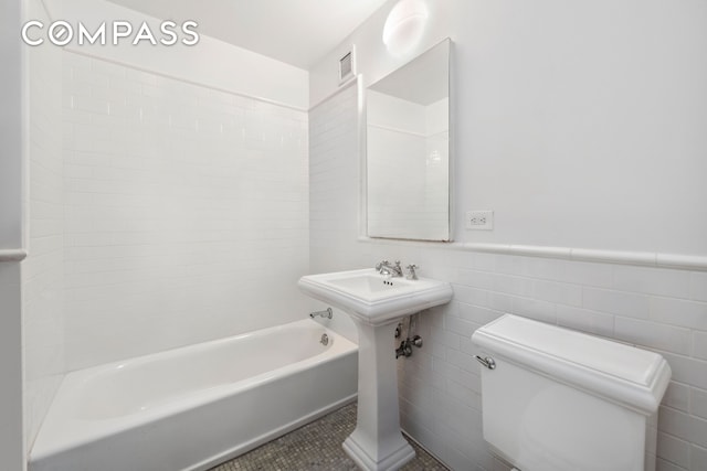 151 W 17th St Unit 5A, New York City, NY 10011 - full bath featuring shower / washtub combination and tile walls