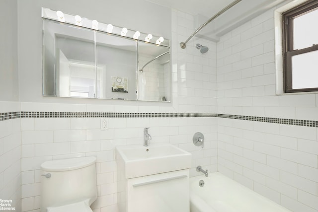 330 3rd Ave Unit 3K, New York City, NY 10010 - bathroom with washtub / shower combination and vanity