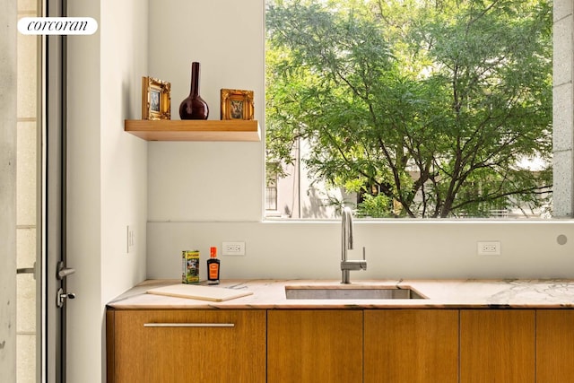 450 Warren St Unit 2C, New York City, NY 11217 - bar area with healthy amount of natural light
