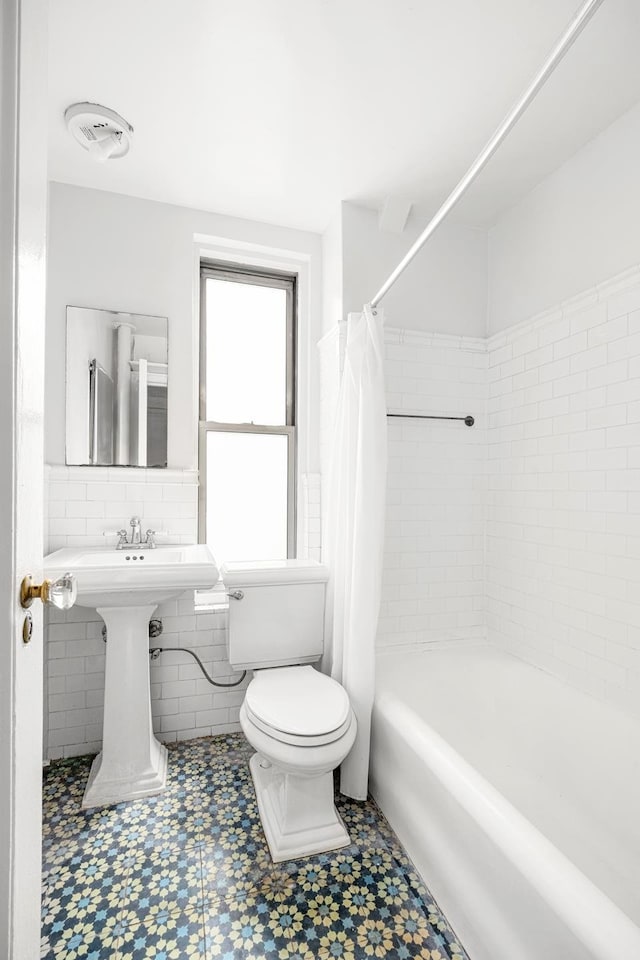 325 W 45th St Unit 312, New York City, NY 10036 - bathroom with tile walls and shower / bath combo