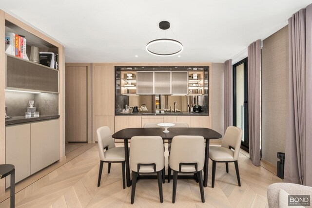 685 5th Ave Unit 9A, New York City, NY 10022 - dining room featuring bar with sink