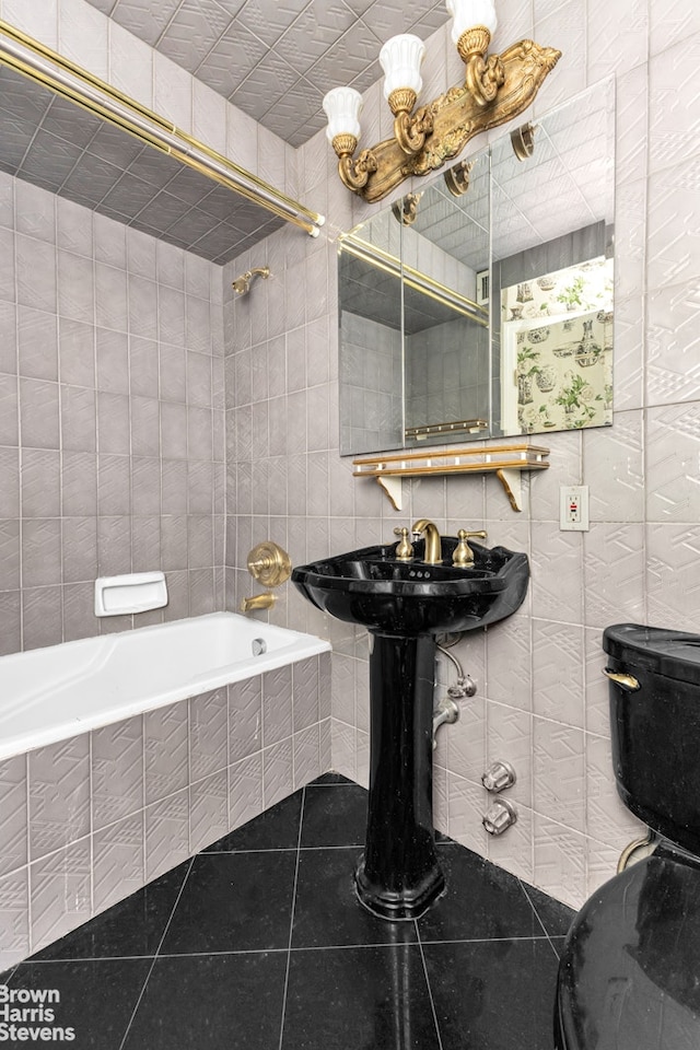 1175 York Ave Unit Phb4, New York City, NY 10065 - full bath featuring tiled bath, tile patterned flooring, and tile walls