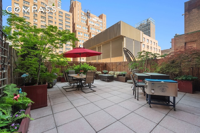 301 E 62nd St Unit 2K, New York City, NY 10065 - fenced backyard with a patio area and outdoor lounge area
