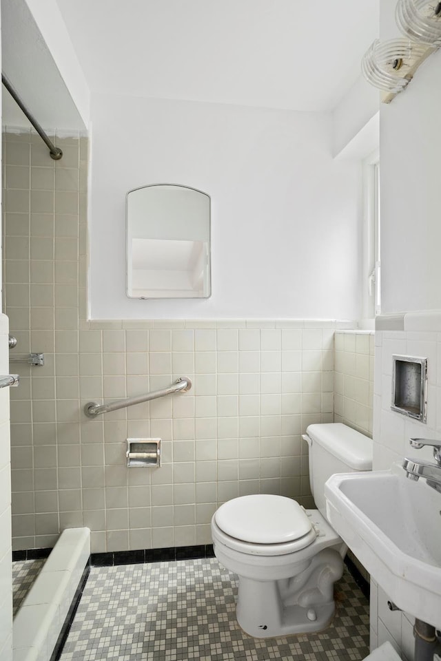 270 Jay St Unit 1D, New York City, NY 11201 - full bathroom with tile walls, tiled shower, and wainscoting