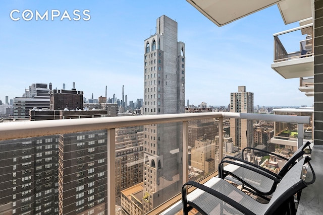 200 E 89th St Unit 34Cd, New York City, NY 10128 - balcony featuring a view of skyline