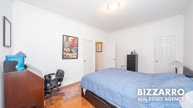 259 Bennett Ave Unit 2F, New York City, NY 10040 - bedroom with light wood-style floors, crown molding, and a desk