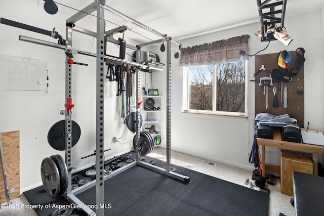 exercise room featuring visible vents and baseboards