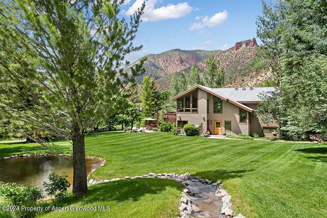 view of yard with a mountain view