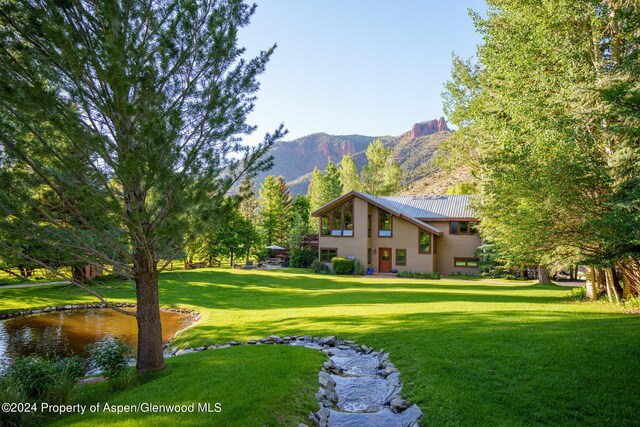 view of yard with a mountain view