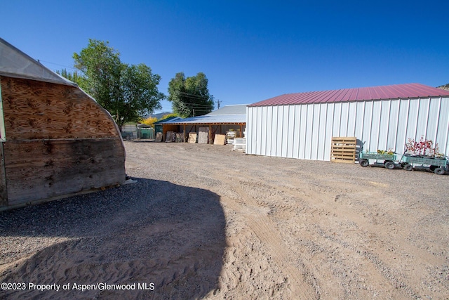 view of yard featuring an outdoor structure