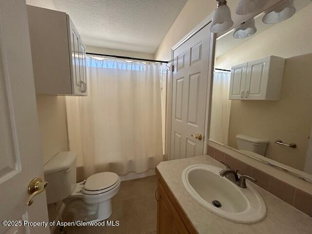 bathroom with toilet, a textured ceiling, vanity, and shower / bath combo