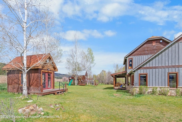 view of yard featuring an outbuilding