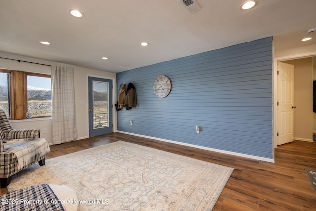 living area with baseboards, dark wood-type flooring, visible vents, and recessed lighting