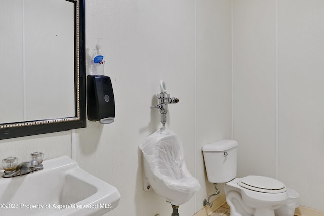 bathroom featuring toilet and sink