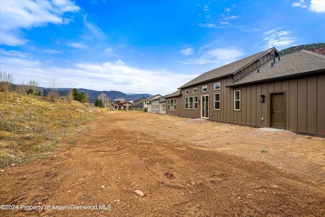 view of yard featuring a mountain view