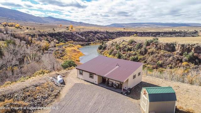 birds eye view of property featuring a mountain view