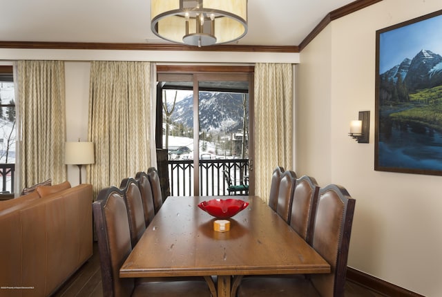 dining space featuring ornamental molding