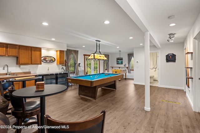 playroom with sink, light hardwood / wood-style flooring, and billiards