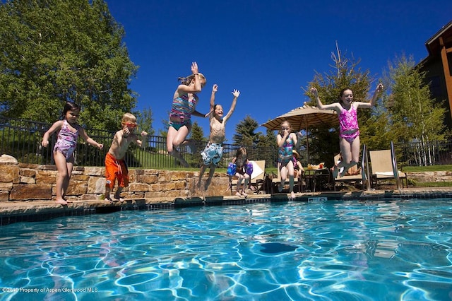 view of swimming pool