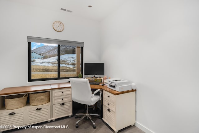 home office with visible vents and baseboards