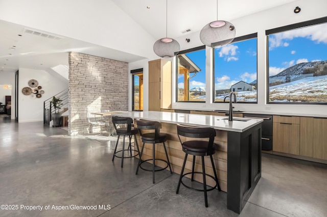 bar featuring finished concrete floors, lofted ceiling, visible vents, and a sink