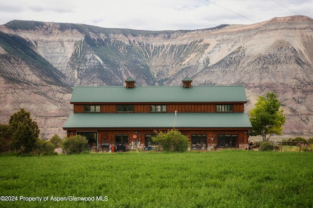 view of front of property featuring a mountain view