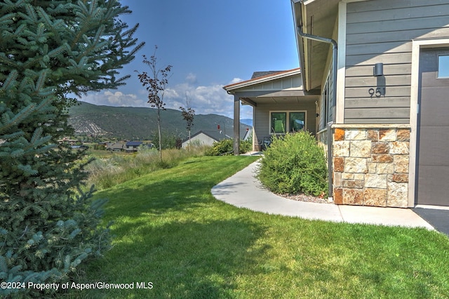 view of yard with a mountain view