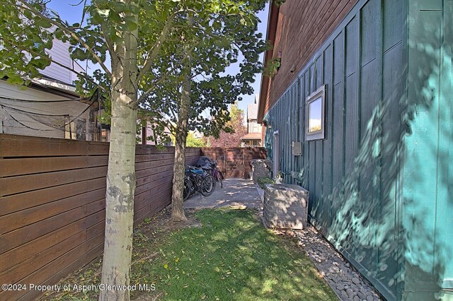 view of yard featuring a patio