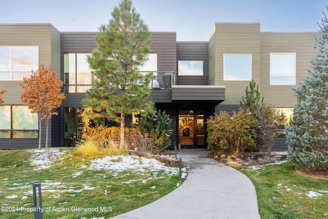 contemporary house featuring a front lawn