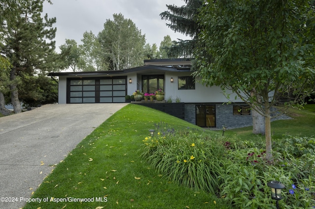 view of front of home featuring a front yard and a garage