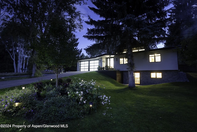 view of front of property featuring a front lawn and a garage