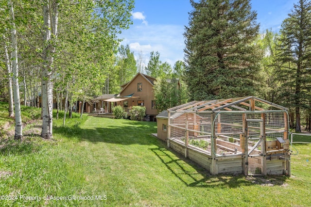 view of yard with an outbuilding