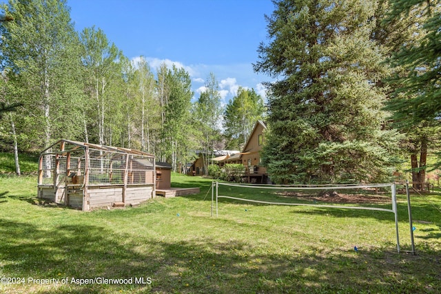 view of yard featuring an outdoor structure