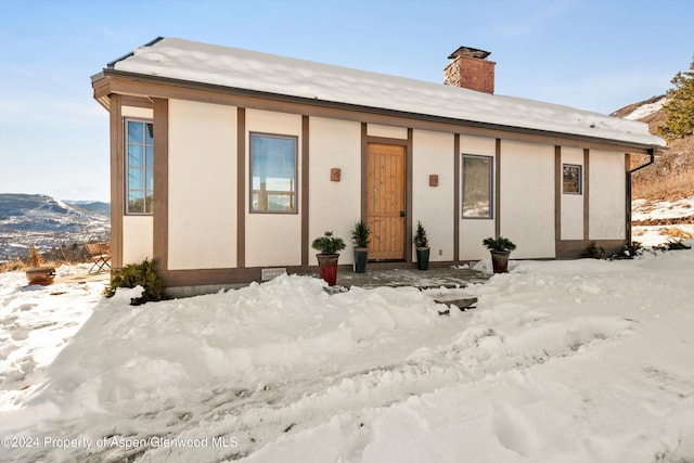 view of front of house featuring a mountain view