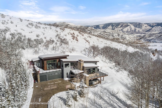 view of front of property with a garage and a mountain view