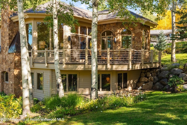 back of house featuring a yard